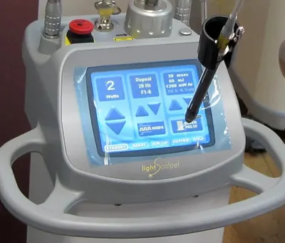 Consolă și piesă de mână ale unui laser dentar cu CO₂.